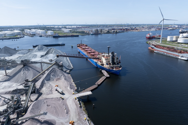 The Bontrup Amsterdam, a self-discharging bulk carrier with an N-Flexx system, discharging at an aggregates terminal