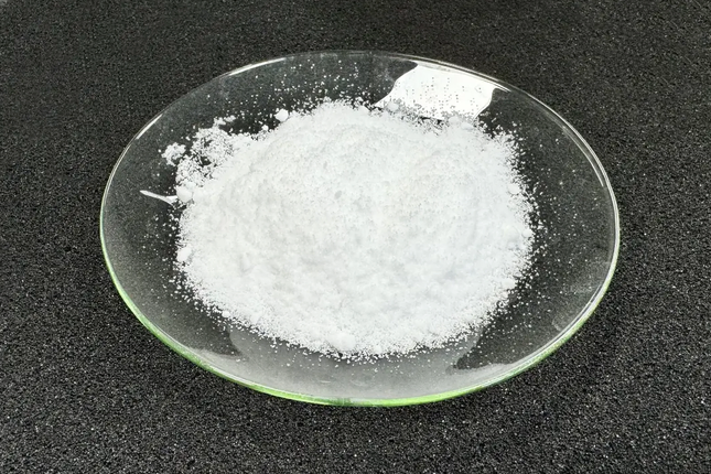 H2Easy hydrogen carrier powder on a watch glass in the FlexxGroep lab